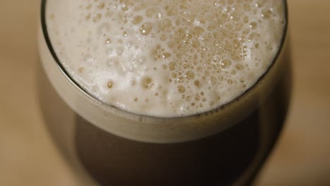 nahaufnahme eines pint irish stout im glas zur feier des 5. st. patrick&#39;s day