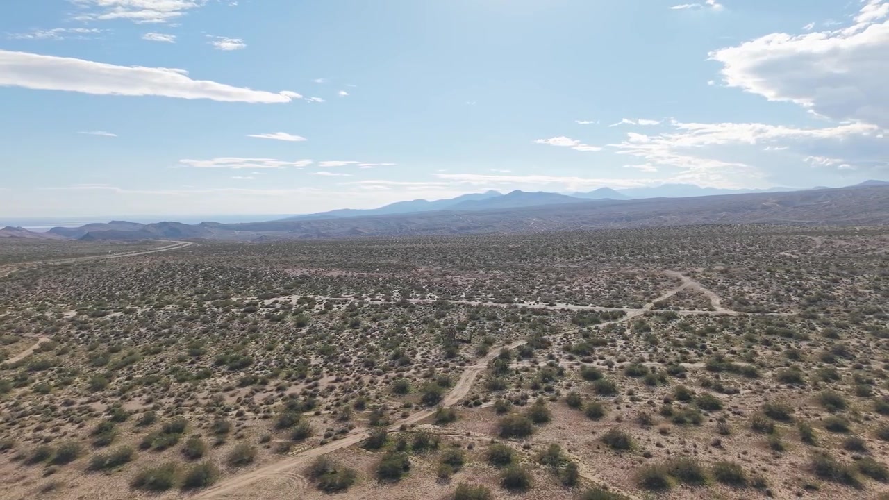 La telecamera si muove attraverso il paesaggio aspro di Cantil, riprendendo letti di fiumi in secca, creste rocciose e vaste distese di deserto incontaminato