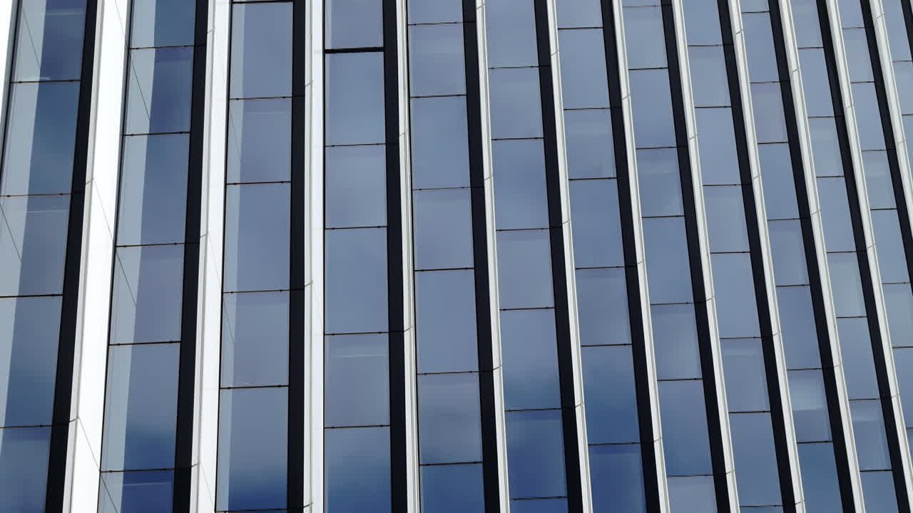 Reflejo de nubes en la fachada de un edificio. Time Lapse