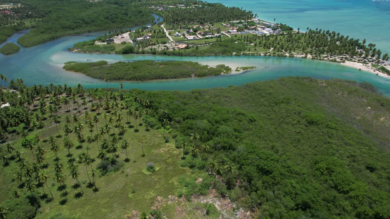 летя над пляжем сан-мигуэль-дос-миларес в штате алагоас, бразилия.