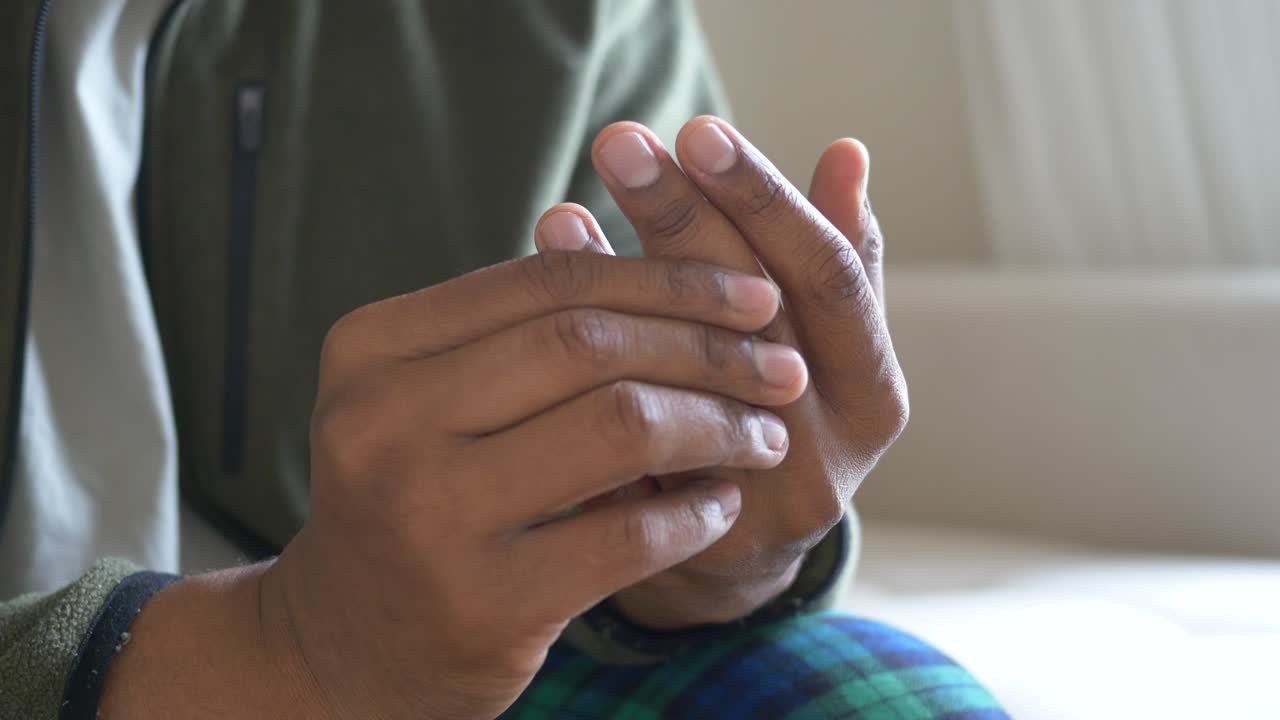 Primo piano delle mani di una persona