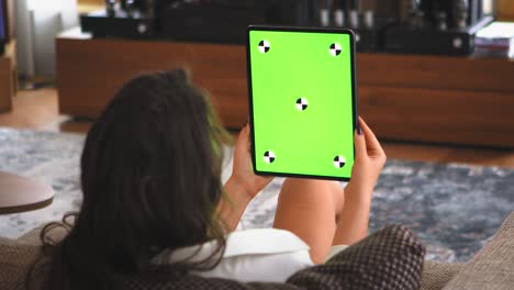 pantalla verde, clave de croma de la tableta. pantalla verde de la maqueta de chromakey, marcadores de seguimiento. mujeres viendo series en el pad