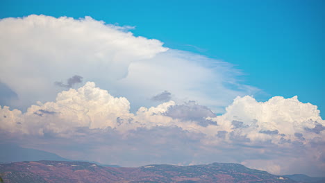 Wunderschöne-Cumulonimbus-Wolkenformationen-Ziehen-über-Den-Blauen-Himmel-über-Der-Darunter-Liegenden-Lettischen-Landschaft