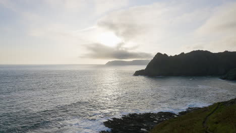 vista de la puesta de sol costera