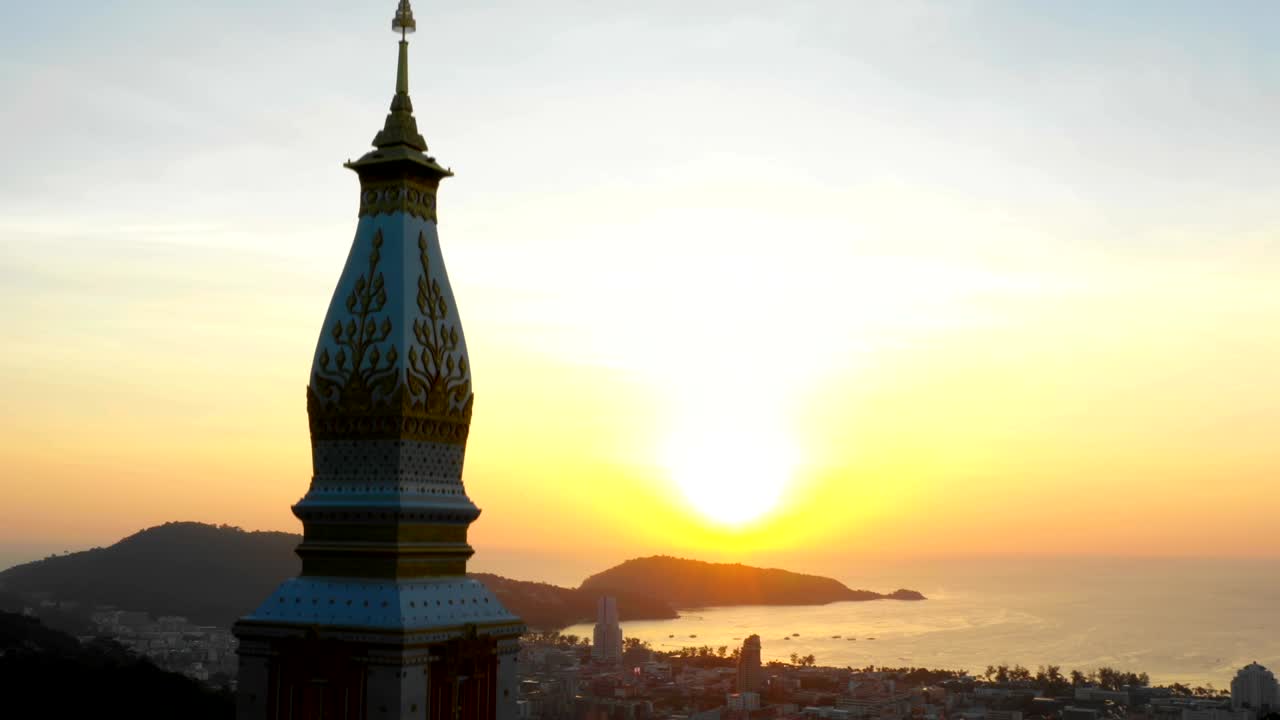 vista aerea del tramonto alla pagoda su Doi Thepnimit Patong Phuket