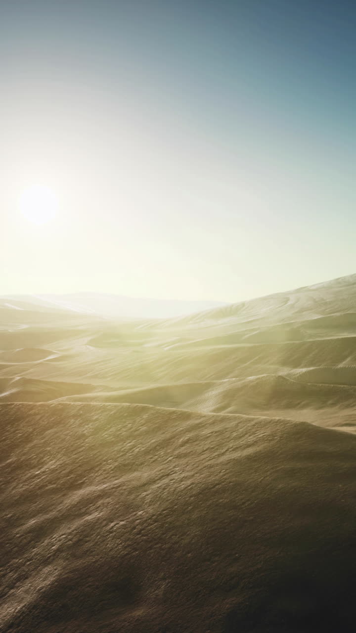 사막의 모래 언덕 위에 해가 지는 것