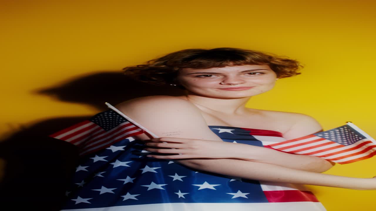 Donna con vestito a bandiera americana