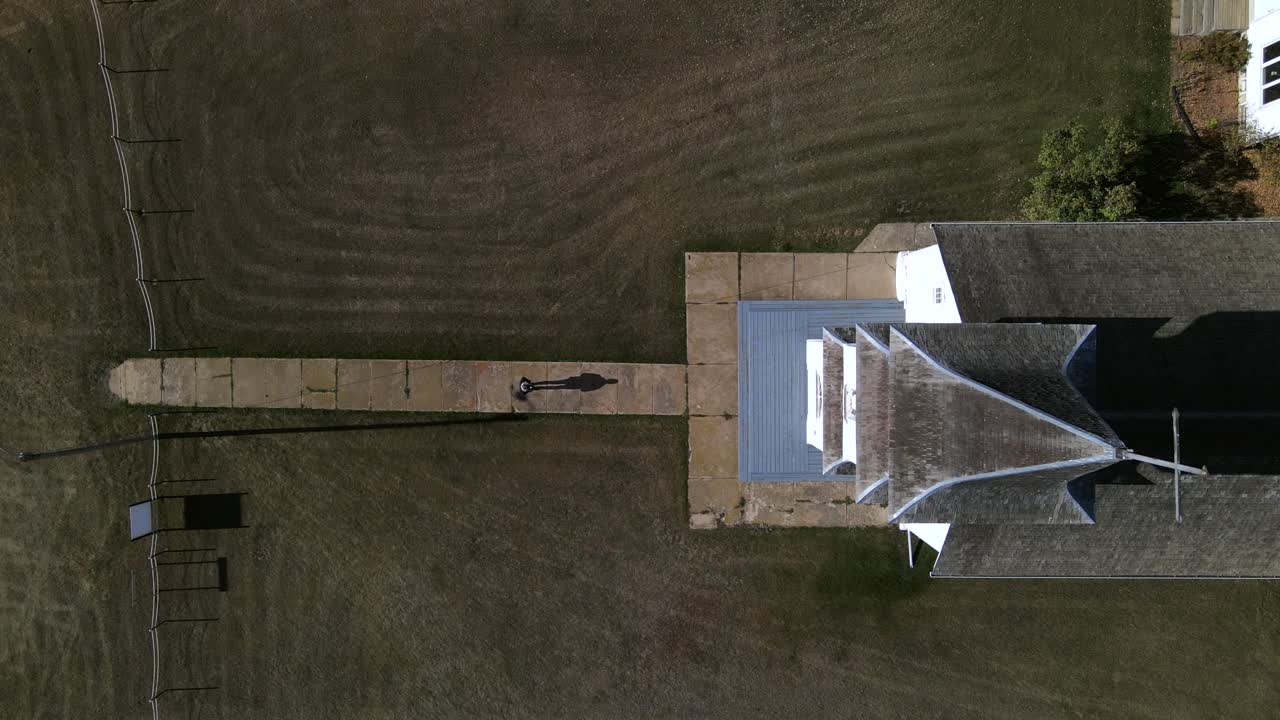 좁은 포장도로를 따라 걷고 교회에 가는 사람의 하향식 조감도