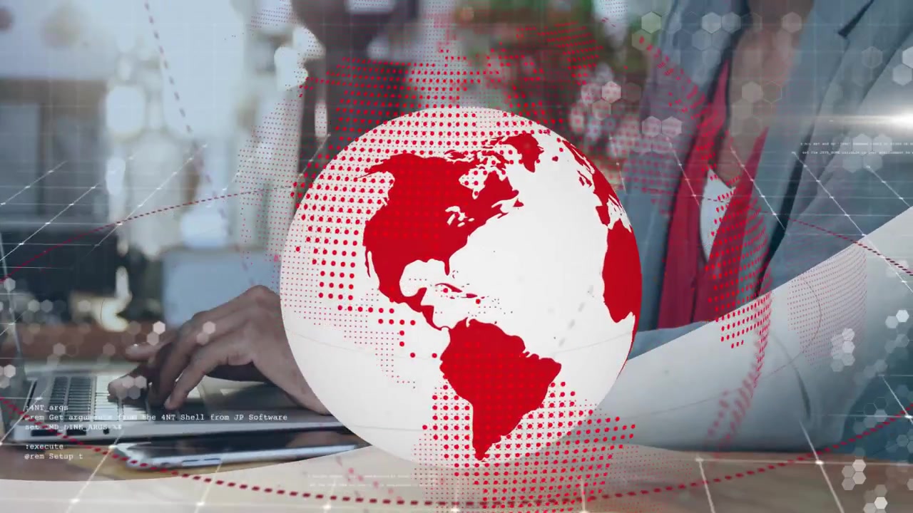 Kvinde taster på bærbar computer, globusoverlejring roterer og falmer, afslører hænder og viser globale data.