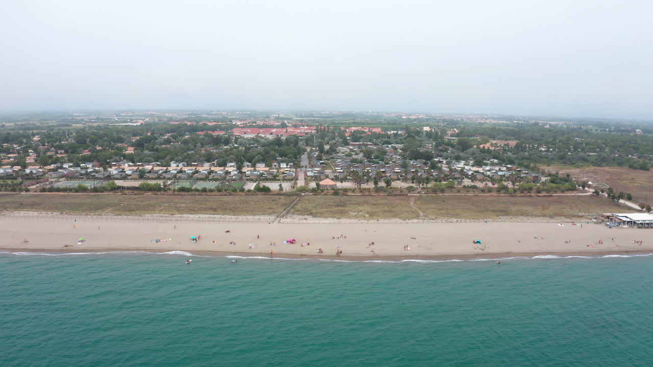 acampada de vacaciones junto a la playa en el sur de francia occitania aérea
