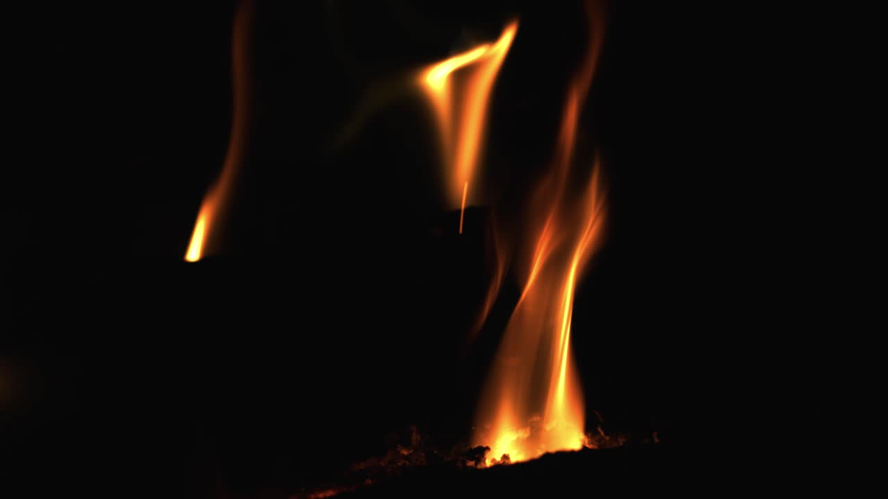 fuego en una chimenea
