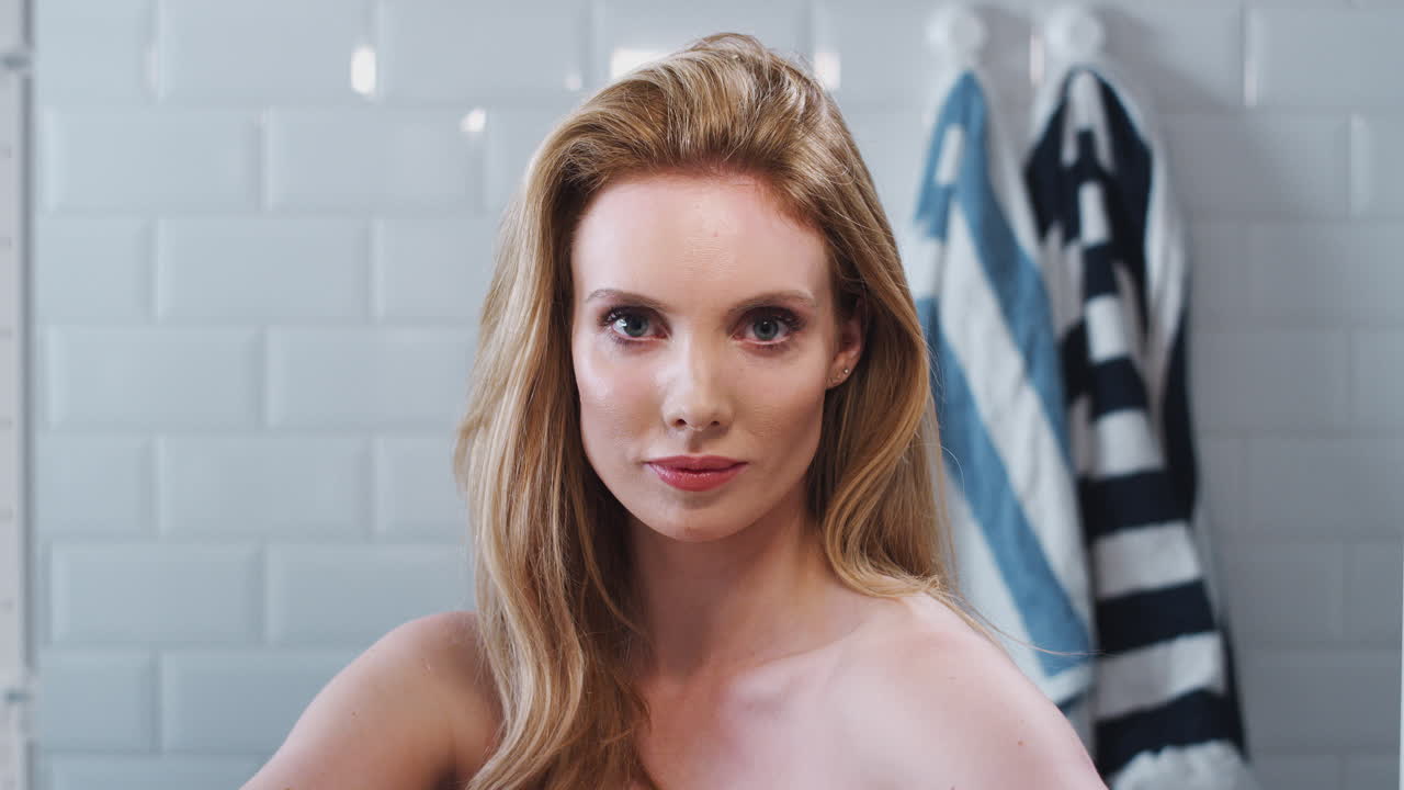 아침에 준비하는 젊은 여성의 욕실 거울에 반사된 것처럼 보입니다.