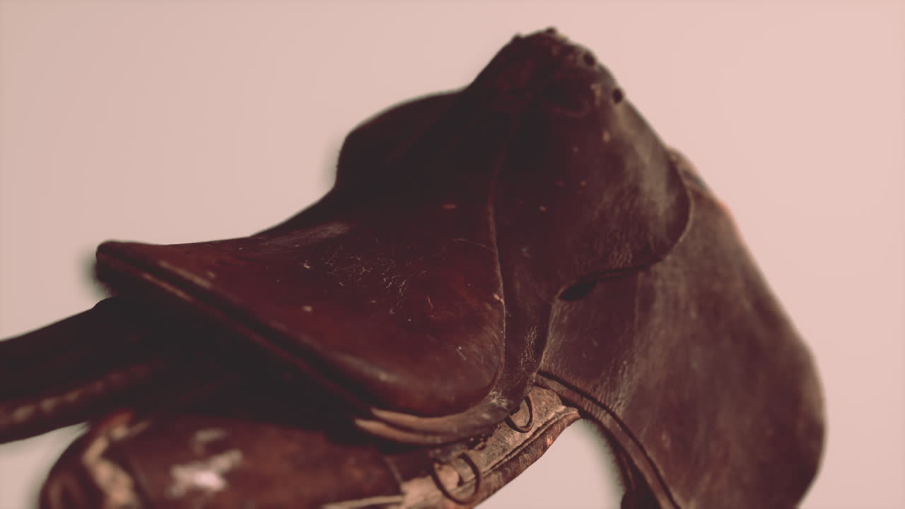 vieja silla de caballo de doma de cuero vintage usada