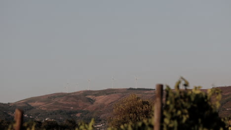 Turbinas-Eólicas-En-Colinas-Secas-Al-Atardecer