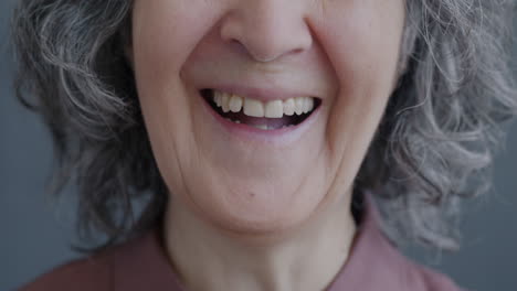 una mujer mayor sonriente.