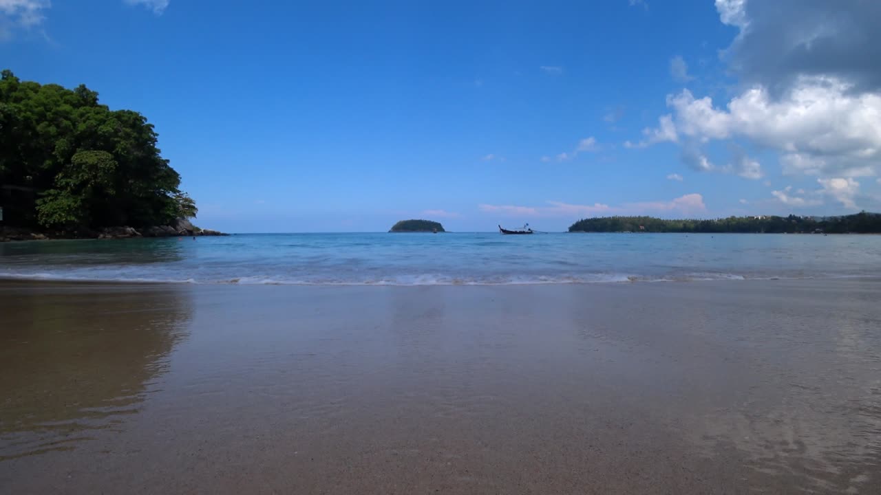 una pequeña ola y corriente en la playa de kata.