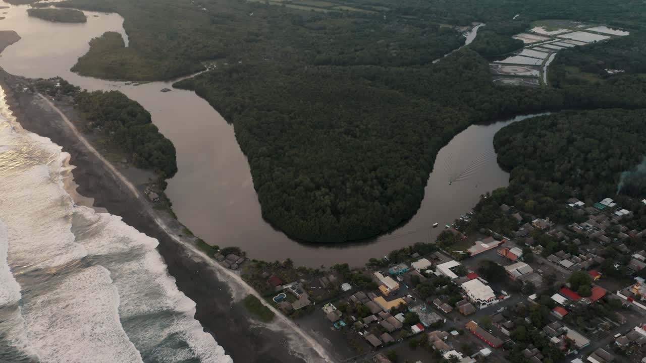 bosque de manglares y ciudad de playa el paredón en la costa pacífica de guatemala