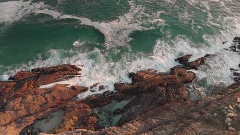 Video-Mit-Wunderschönem-Blick-Auf-Die-Meeresküste-Mit-Wellen-Und-Felsen