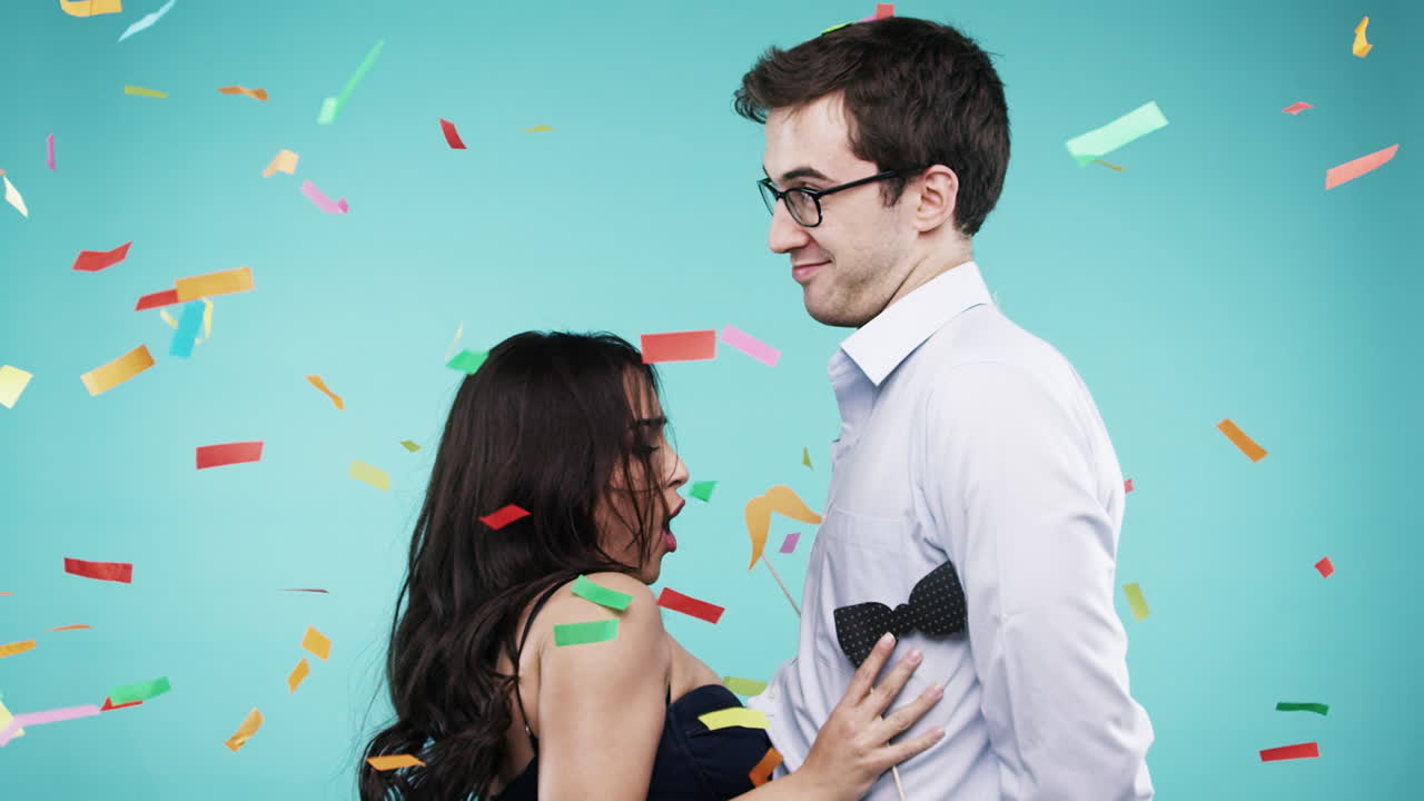 La coppia festeggia con i confetti.