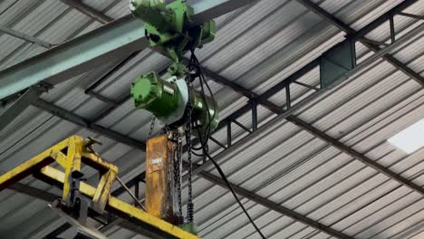 the chain on the crane moves when lifting the load