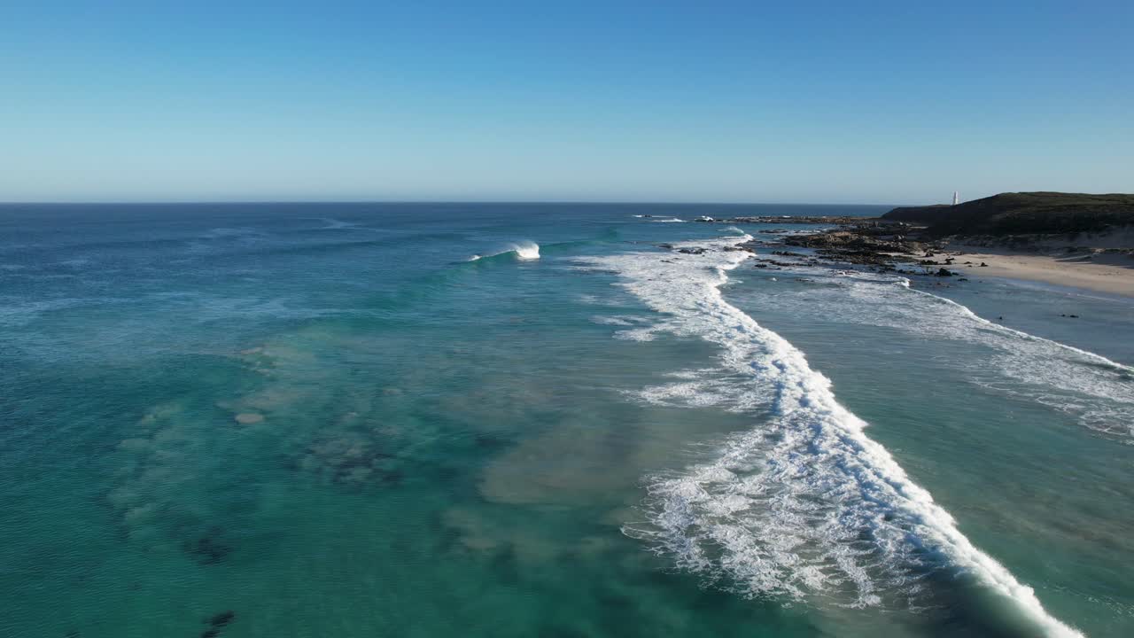 antena orbitando sobre olas rompiendo en berry bay