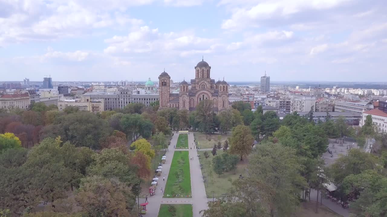foto aérea de descenso lento del parque tasmajdan y la iglesia de san marcos, belgrado
