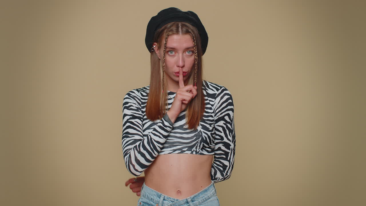 mujer muy asustada presiona el dedo índice a los labios hace silencio gesto señal no dice secreto