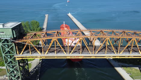 Vista-Aérea-De-Drones-Cruce-De-Barcos-Puente-Elevado-De-Tráfico-De-Automóviles-A-Través-Del-Puente-De-La-Torre-Del-Puerto