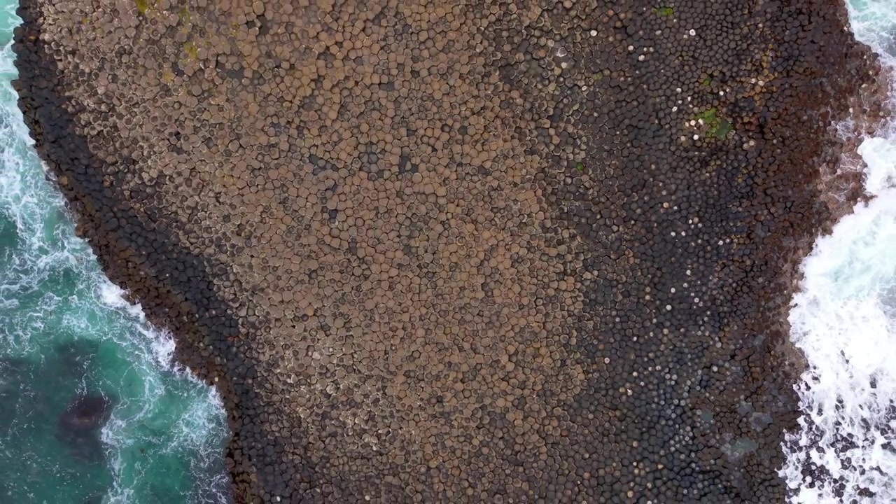 Video aereo ascendente in 4K a 60FPS del Selciato del Gigante a Bushmills, Contea di Antrim nell'Irlanda del Nord, Regno Unito. Prodotto in 3840x2160 e con colore Rec709.