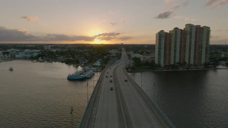 tiro de drone al atardecer del puente conmemorativo de jerry thomas en florida