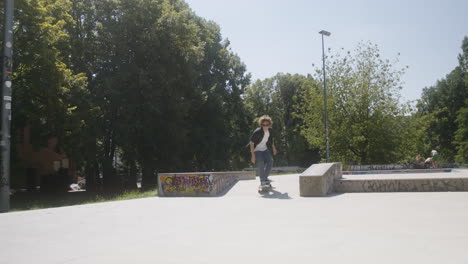 un chico caucásico en el parque de skate.