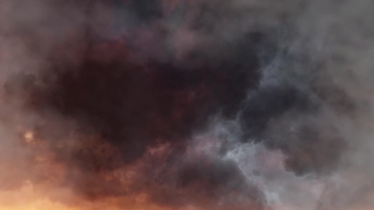 저녁 구름에 번개가 치는 뇌우