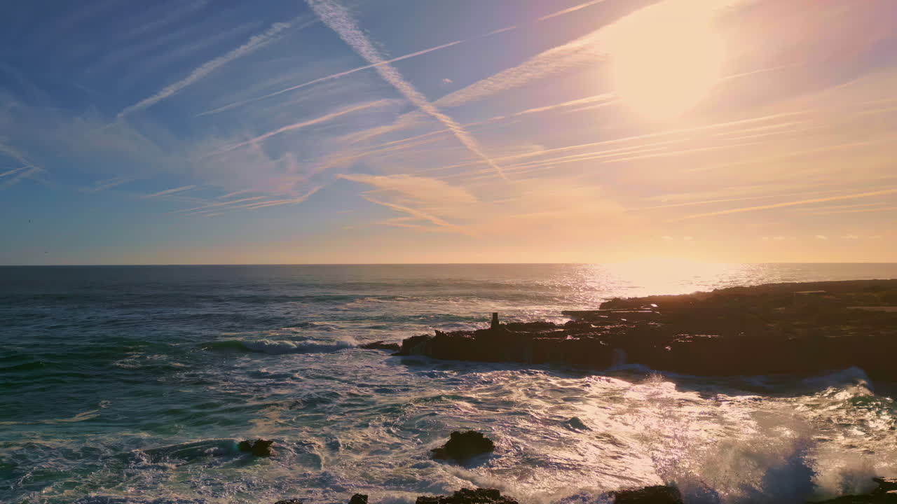 바다가 해안 절벽에 부히는 빛 날, 공중 바다의 파도, 굴러가는 바위, 자연