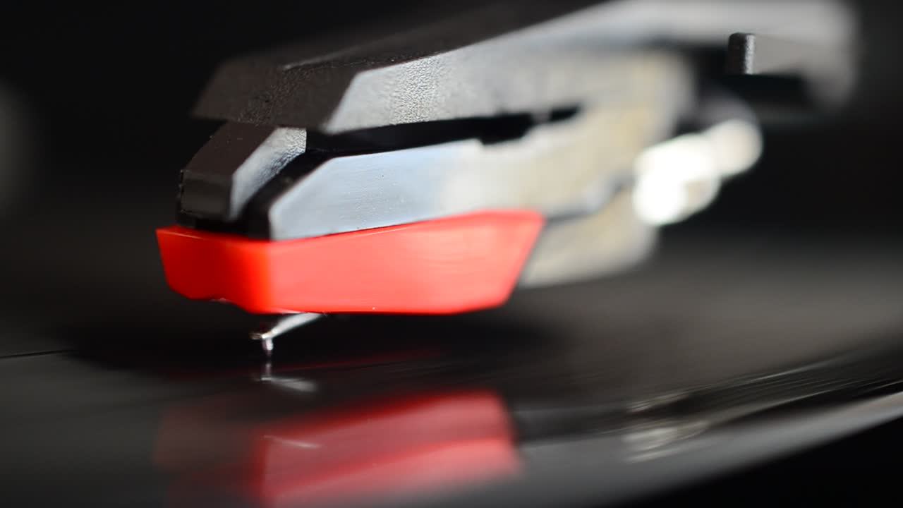 Platespiller. Nål på en vinylplate.