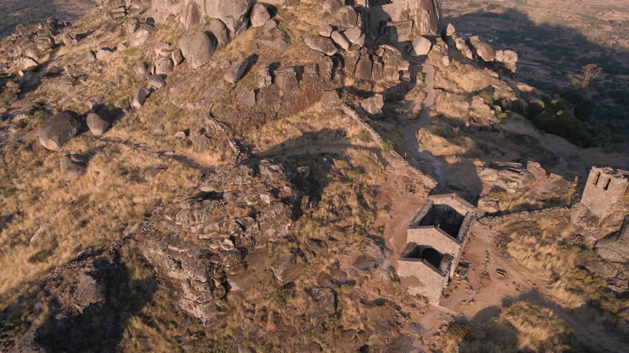 drone volando sobre las ruinas del castillo de monsanto durante el amanecer, portugal