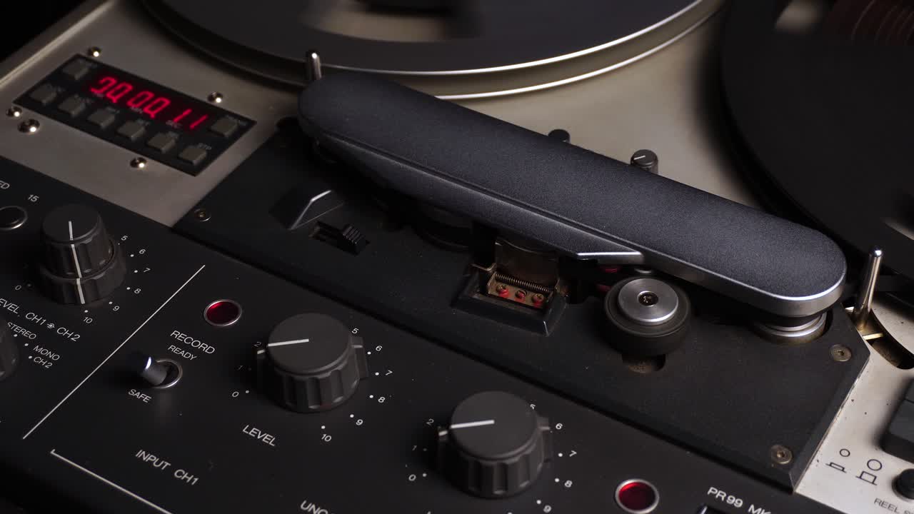 빈티지 릴-투-릴 테이프 레코더의 클로즈업