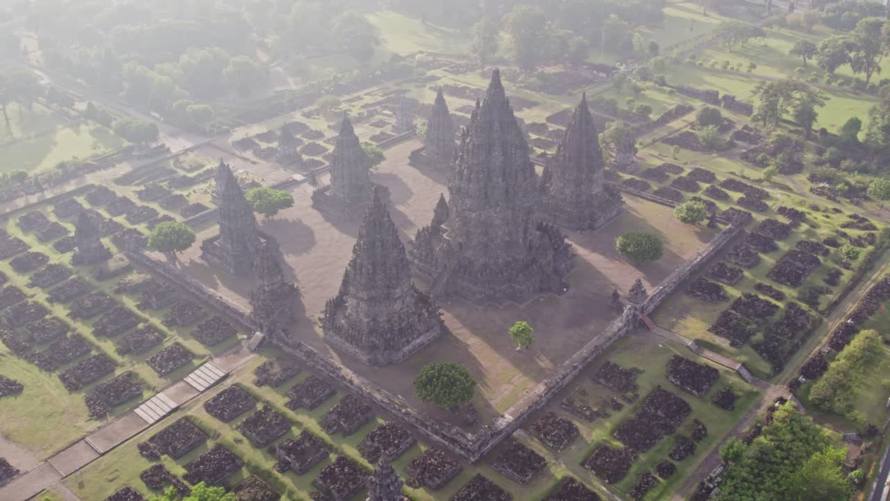 la brillante luz del sol de la mañana brilla en el famoso templo hindú de prambanan en indonesia