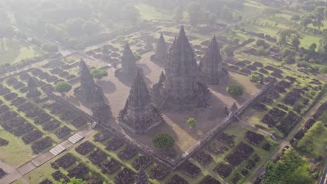 La-Brillante-Luz-Del-Sol-De-La-Mañana-Brilla-En-El-Famoso-Templo-Hindú-De-Prambanan-En-Indonesia