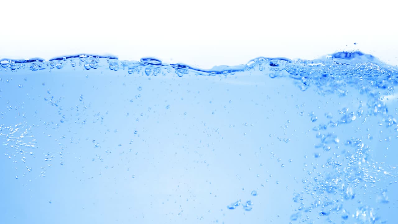 물 속의 많은 거품이 가까이에서, 느린 움직임의 거품과 함께 추상적인 물 파동