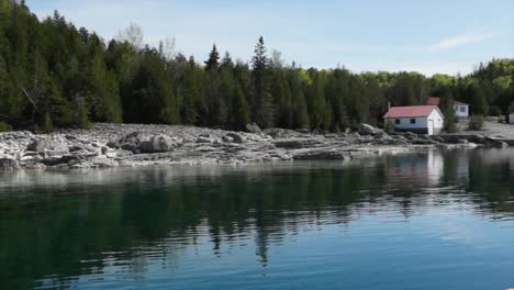 Un-Lago-Tranquilo-En-Canadá-Con-Hermosos-Reflejos