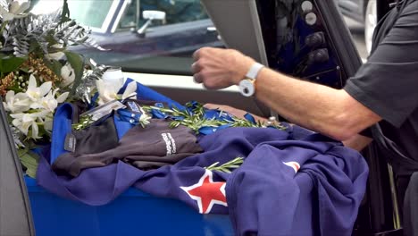captura de pantalla de un ataúd funerario en un coche fúnebre o capilla o entierro en el cementerio