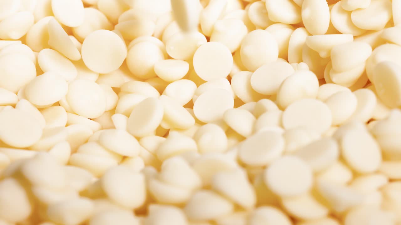 vista de cerca de las fichas de chocolate blanco