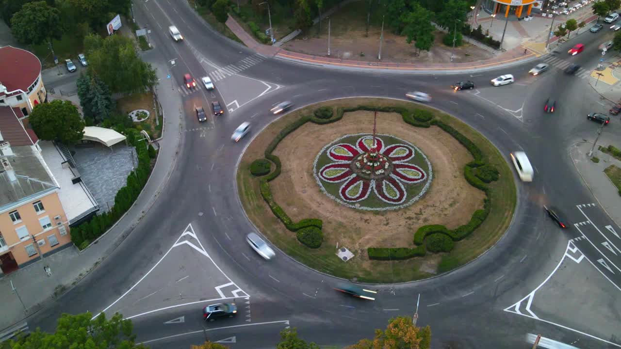 vista aérea de 4k del lapso de tiempo de la carretera de circunvalación con coches circulares en una pequeña ciudad europea