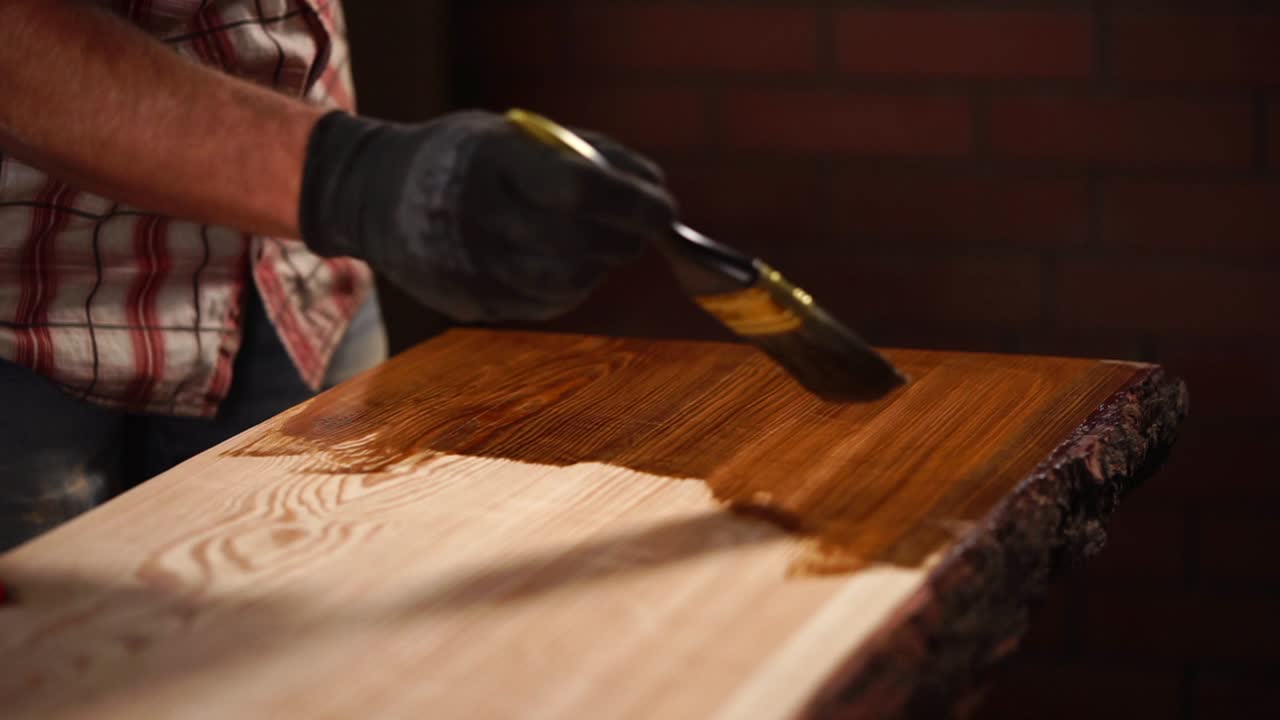 tinción de una mesa de madera de borde vivo