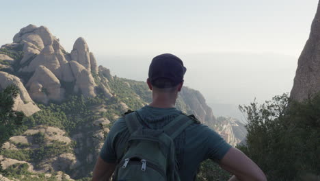 Vista-Panorámica-Del-Excursionista:-Contemplando-Las-Vastas-Cimas-De-Las-Montañas-En-Un-Día-De-Principios-De-Verano