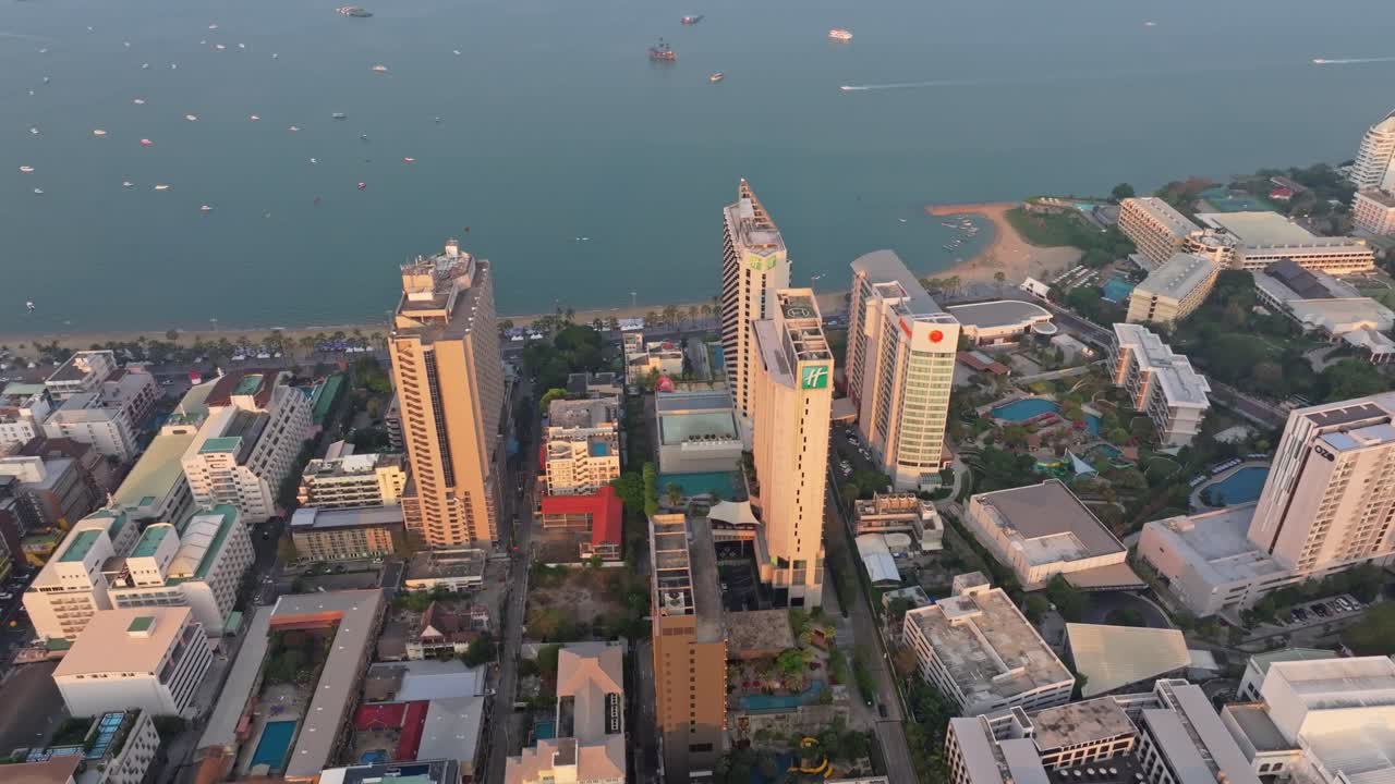 Resort a molti piani riflettono il sole del mattino lungo la spiaggia di Pattaya, Thailandia