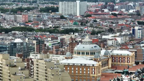 Famoso-Edificio-Kurhaus-En-El-Centro-De-La-Haya,-Vista-De-Enfoque-Aéreo