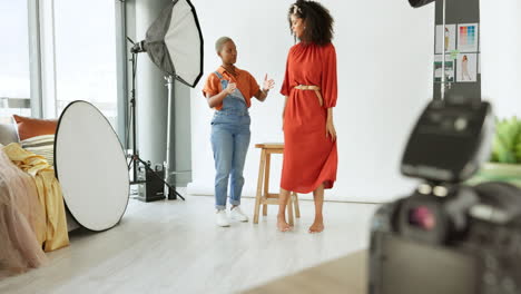 fotógrafo, modelo e idea con una mujer negra