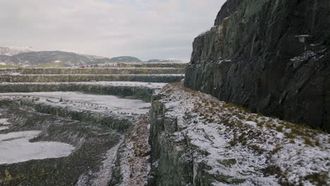 Tiefe-Ausgrabungsstätte-Mit-Stufenstruktur-Im-Steinbruch-Jelsa,-Norwegen