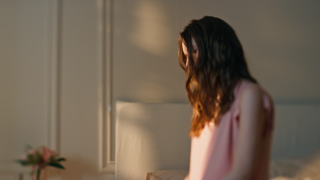 빛에서 은 다리를 마사지하는 손. 피부 관리를 즐기는 행복한 여성